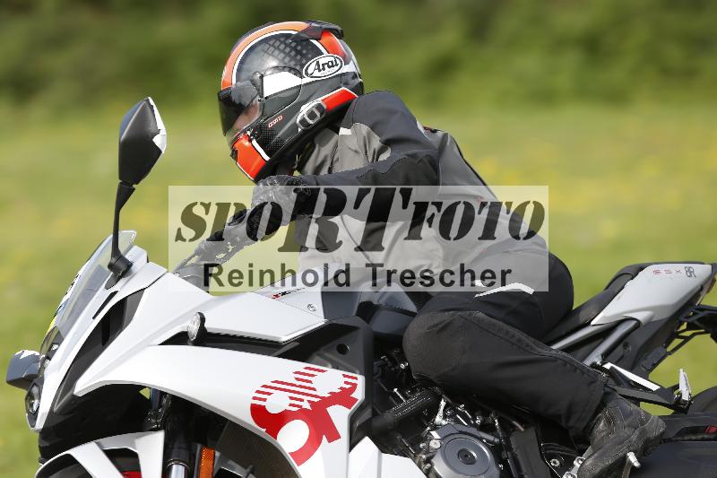 Archiv-2025/53 16.09.2025 Track Day Domi Aegerter ADR/Gruppe gelb/unklar